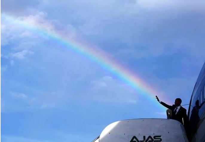El presidente posando con un arcoiris