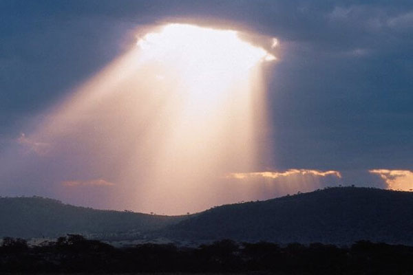 ¿De dónde proviene la luz en la tierra?