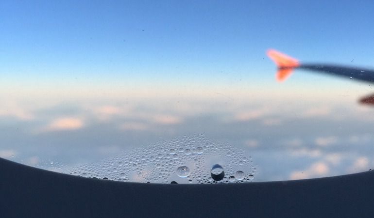 Los agujeros en las ventanas del avión sirven para que no se empañen