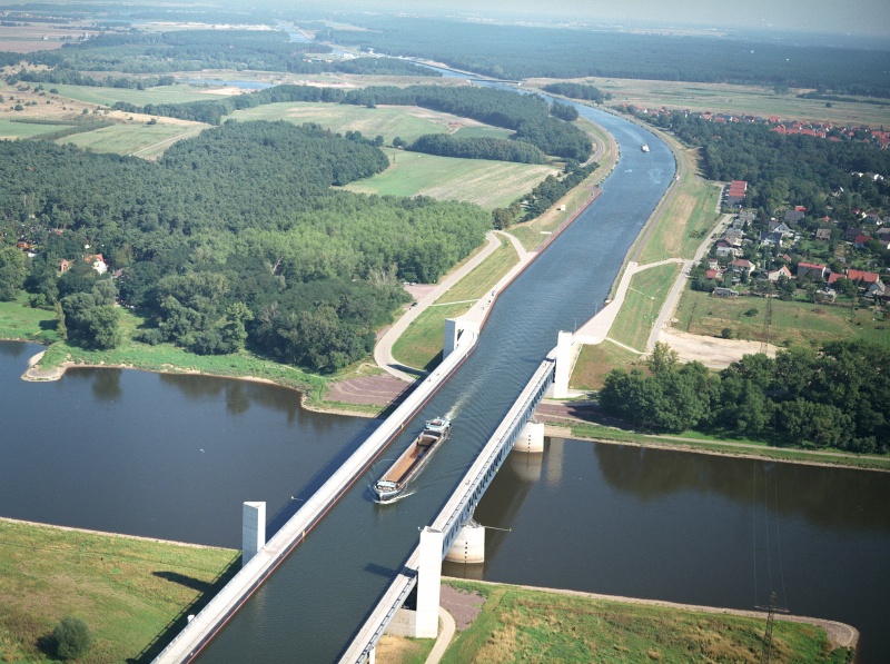 El puente acuífero de Magdeburgo en Alemania