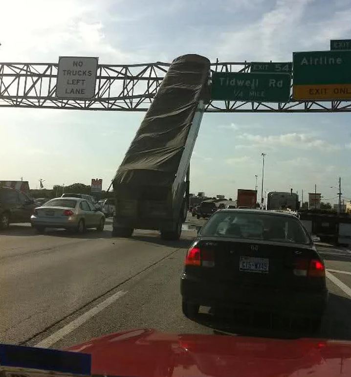 Pareciera que este bus cayó del cielo