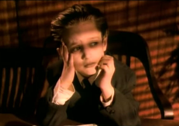 Elijah Wood en un vídeo de Paula Abdul