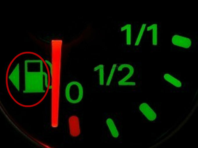 ¿Has visto la flechita junto al icono de gasolina en tu auto?