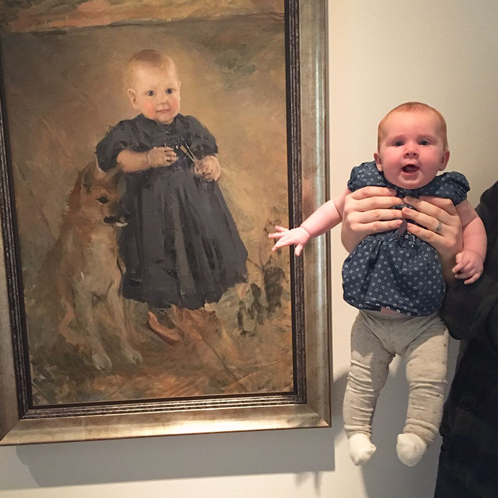 La bebé venía vestida idéntica que la niña de la pintura