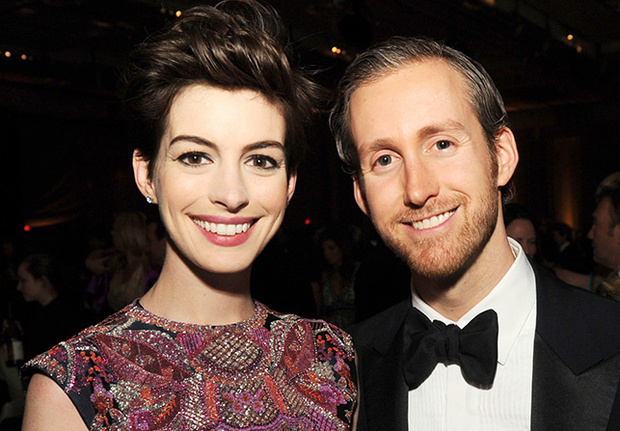 Anne Hathaway y Adam Schulman