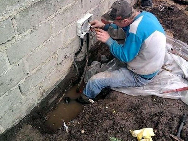 Alguien que le diga a este señor que el agua y la energía no combinan