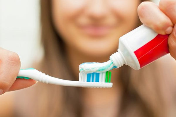 ¿Por qué después de cepillarse lo dientes todo sabe mal?