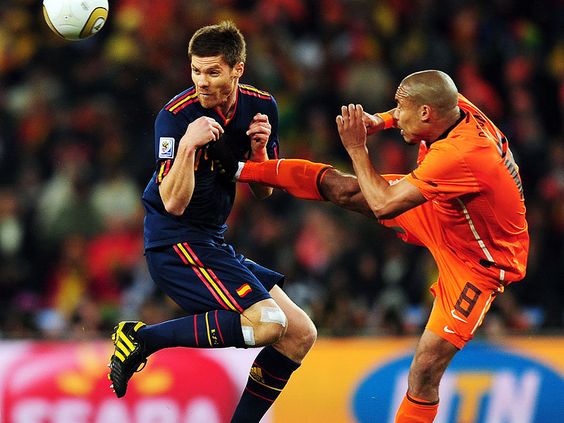 De Jong y Xavi Alonso. Mundial Sudafrica 2010