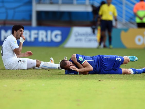 Luis Suarez y Giorgio Chiellini. Mundial Brasil 2014.