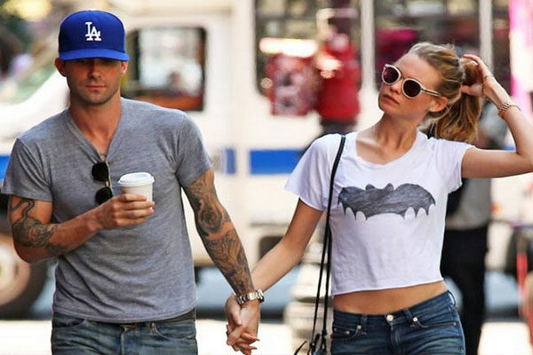 Behati Prinsloo y Adam Levine