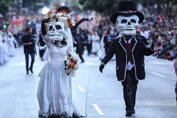 El altar de muertos más grande y la reunión más grande de Catrinas y Catrines