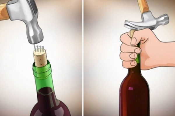 Destapar una botella de vino con un clavo y martillo