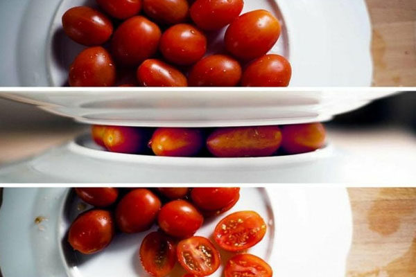 Cortar tomates cherry entre dos tapas
