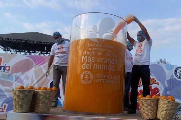 El vaso de jugo de naranja más grande