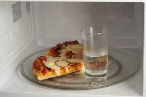 Calentar una pizza junto con un vaso de agua