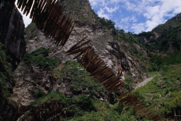 Puente colgante sobre el río Baliem, Nueva Guinea