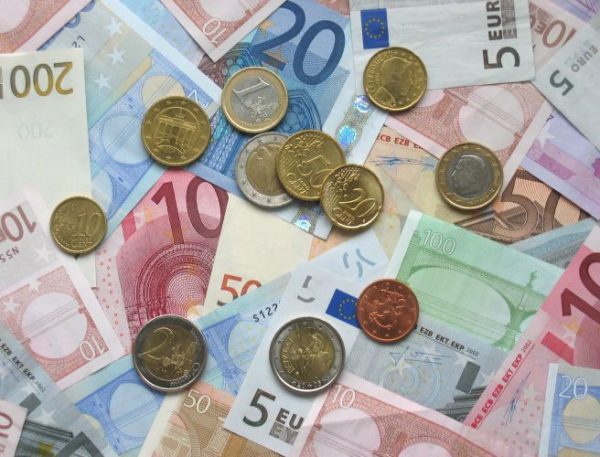 Se pone en circulación el Euro
