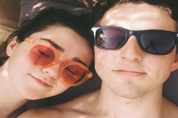 Maisie Williams y Ollie Jackson