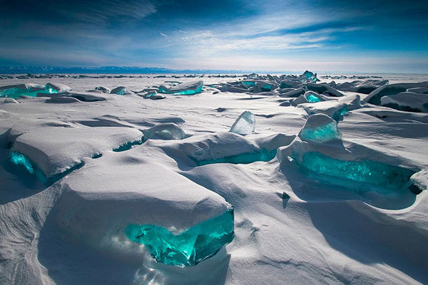 Formaciones turquesa de hielo en el Lago Baikal, Rusia