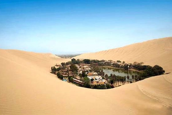 La laguna de Huacachina, desierto peruano