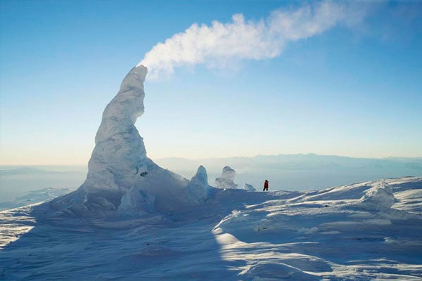 Chimenea en la nieve, Ártico.