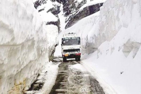 El Paso de Rohtang, India