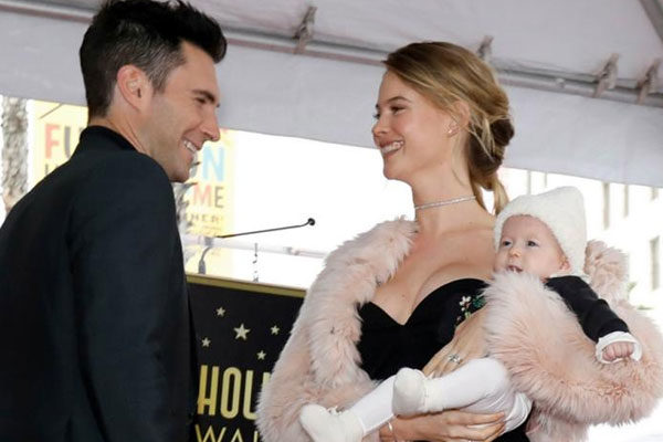 Behati Prinsloo y Adam Levine