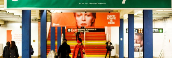 Los retratos de David Bowie invaden una estación de metro en la gran manzana