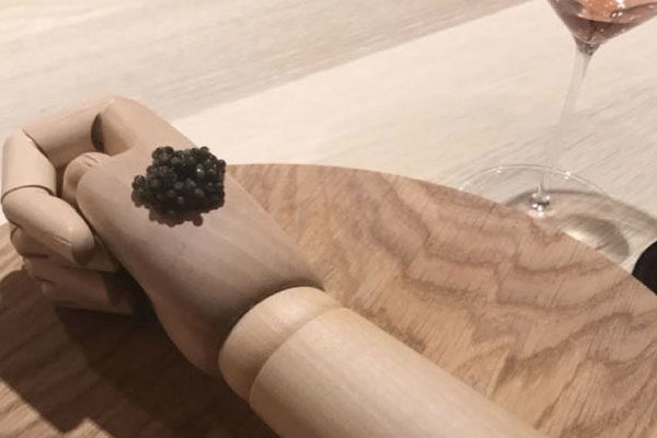 Caviar en una mano de madera