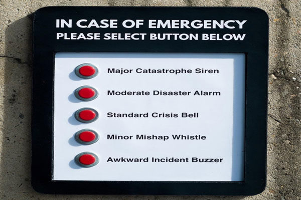 En caso de emergencias presione uno de los botones