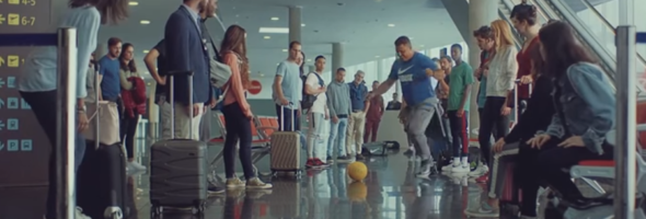 Ronaldo vuelve a protagonizar el famoso anuncio en el aeropuerto de Francia 98
