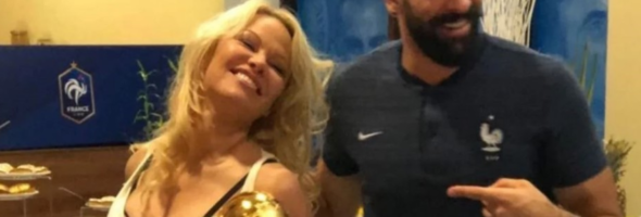 Pamela Anderson tiene la Copa del Mundo en sus manos gracias a Adil Rami