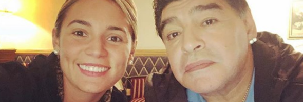 Maradona se casa con una mujer a quien le dobla la edad