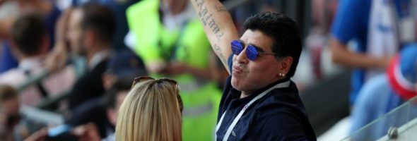 Maradona retomaría la selección argentina sin que le paguen