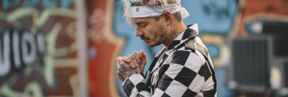 J´Balvin es la portada de una afamada revista para caballeros