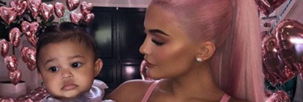 Stormi sigue los pasos de su madre Kylie Jenner y debuta en un tutorial de maquillaje