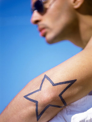 Tatuajes de estrellas en los codos