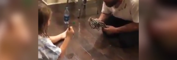 La broma pesada que le hace un padre a su hija pequeña