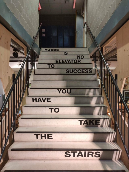 Un mensaje positivo en las escaleras