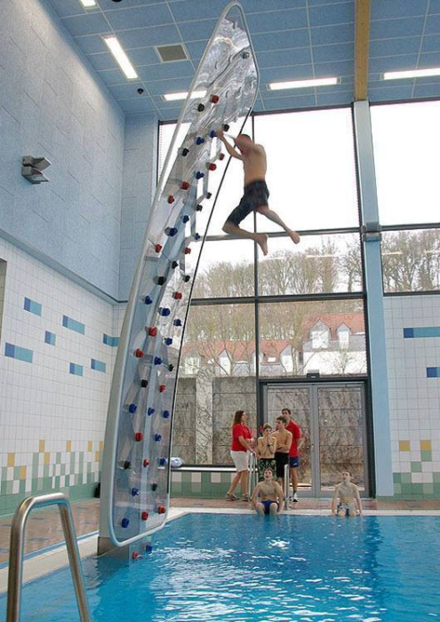 Fabulosa pared para escalar sobre el agua