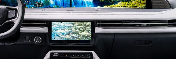 Lincoln apuesta por pantallas gigantes: así funciona su display panorámico de 48 pulgadas